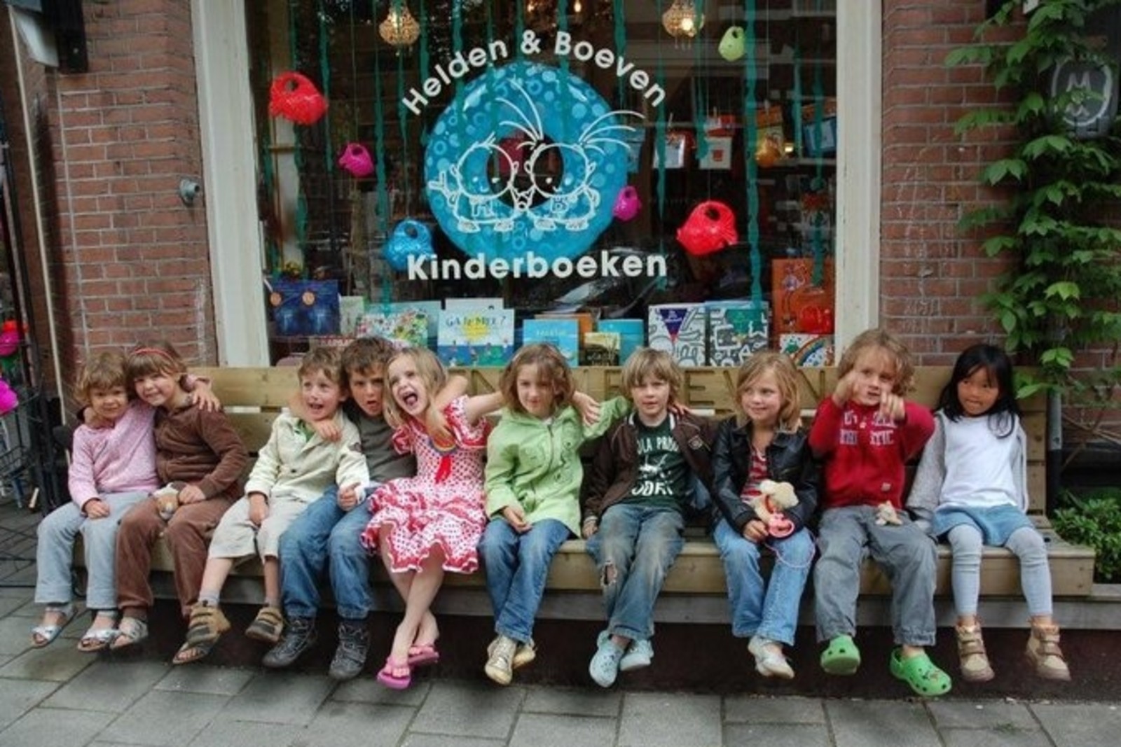 kinderen voor de winkel