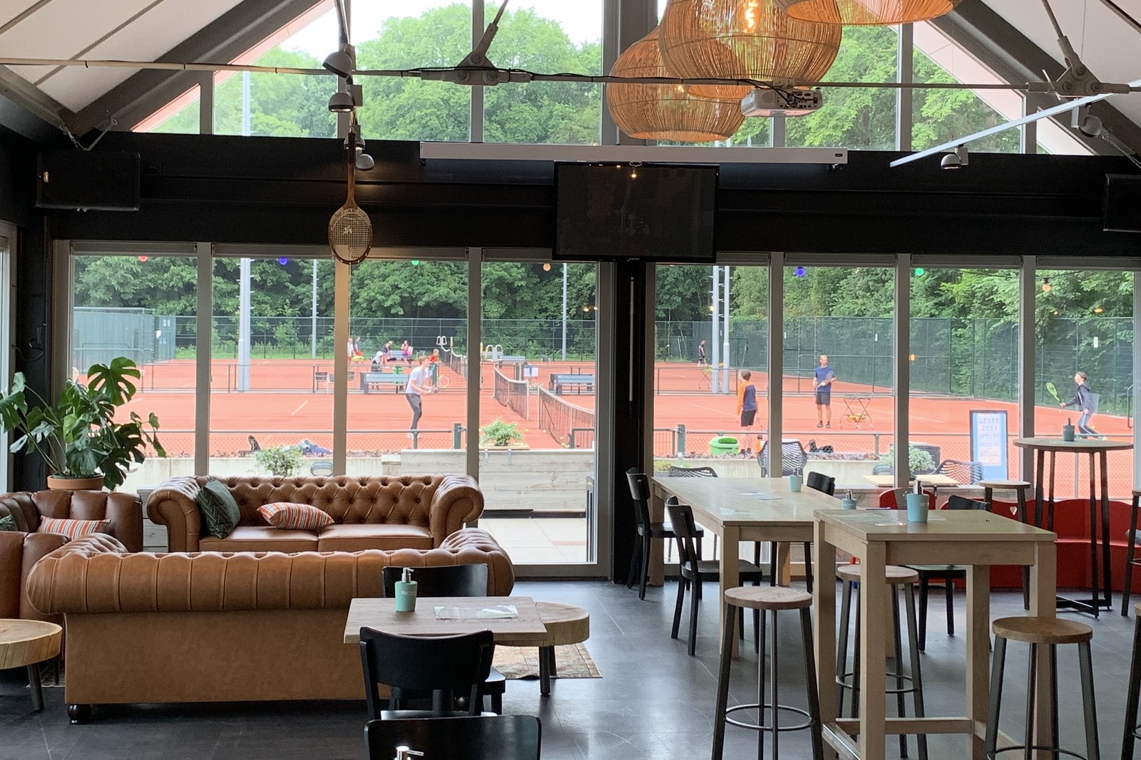 nieuw interieur met chesterfields tennisclub elzenhagen zuid Amsterdam Noord zomer 2020